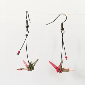 Boucles d&#39;oreilles origami oiseaux grues kaki, rose et rouge, boucles d&#39;oreille fait main français