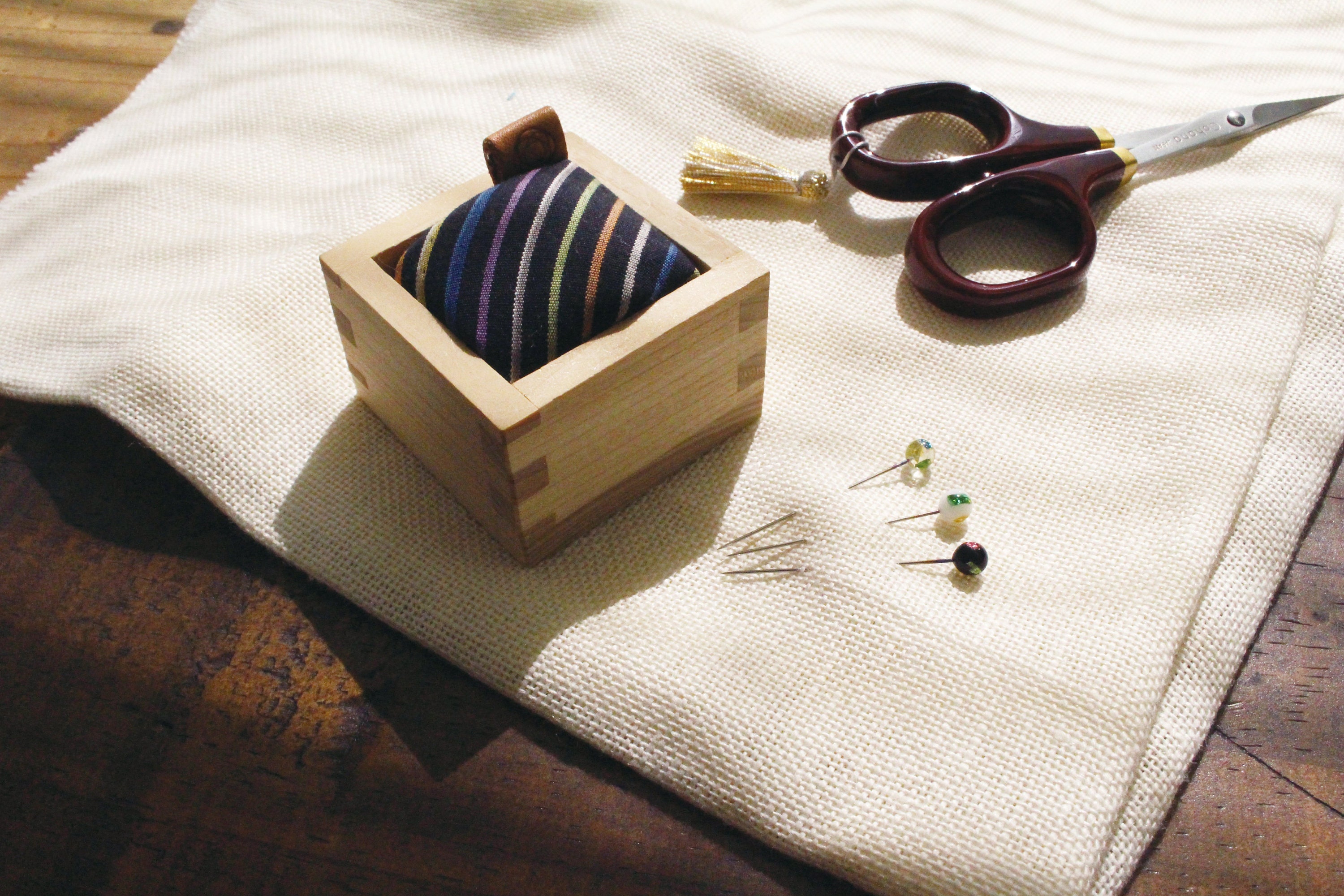 Masu Pincushion with Kokura Textile and Shippo Glass Sewing Pins – Cohana  Online Store