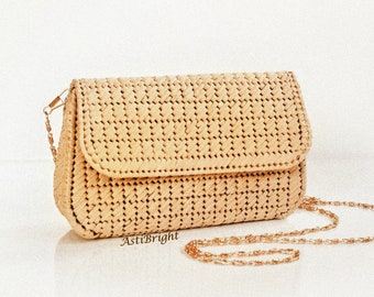 Piccola borsa di paglia: pochette a tracolla in rafia realizzata a mano