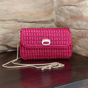 Kleine rode raffia-avondtas met kettingriem voor boho-bruiloft en speciale gelegenheden