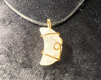 Halsband med kristallmånehänge