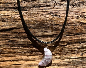 Halsband med kristallmånehänge