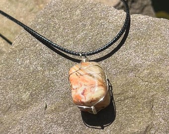 Halsband med orange agatsten