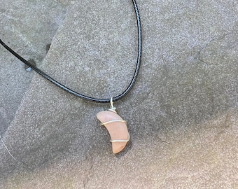 Halsband med kristallmånehänge