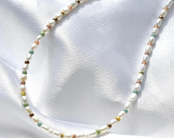 Halsband med sötvattenspärlor och fina fröpärlor, färgglatt pärlhalsband