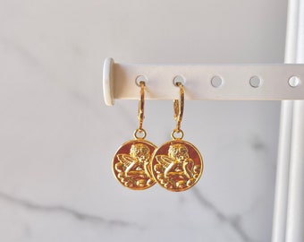 Abraços de bebê anjo