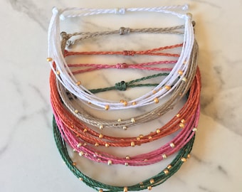 Pura Vida Style Armband/Fußkettchen mit Akzenten | Wählen Sie Ihre Farbe, verstellbare String Stack Armbänder, Surfer Armband, Freundschaftsarmband