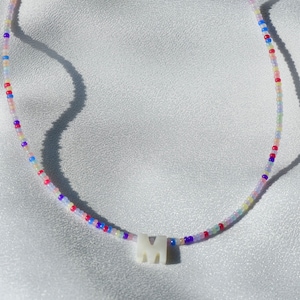 Gargantilha de miçangas com inicial de pérola minúscula, colar à prova d'água de AÇO INOXIDÁVEL, joias de miçangas, gargantilha de letras, colares de verão