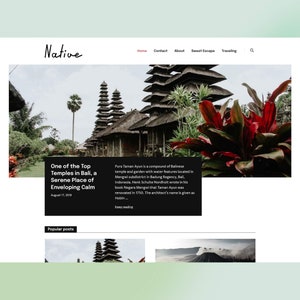 Puede incluir: Una página de inicio de sitio web con el título "Native" y una imagen grande de un complejo de templos balineses tradicional con un exuberante jardín verde. El texto "One of the Top Temples in Bali, a Serene Place of Enveloping Calm" se superpone a la imagen.
