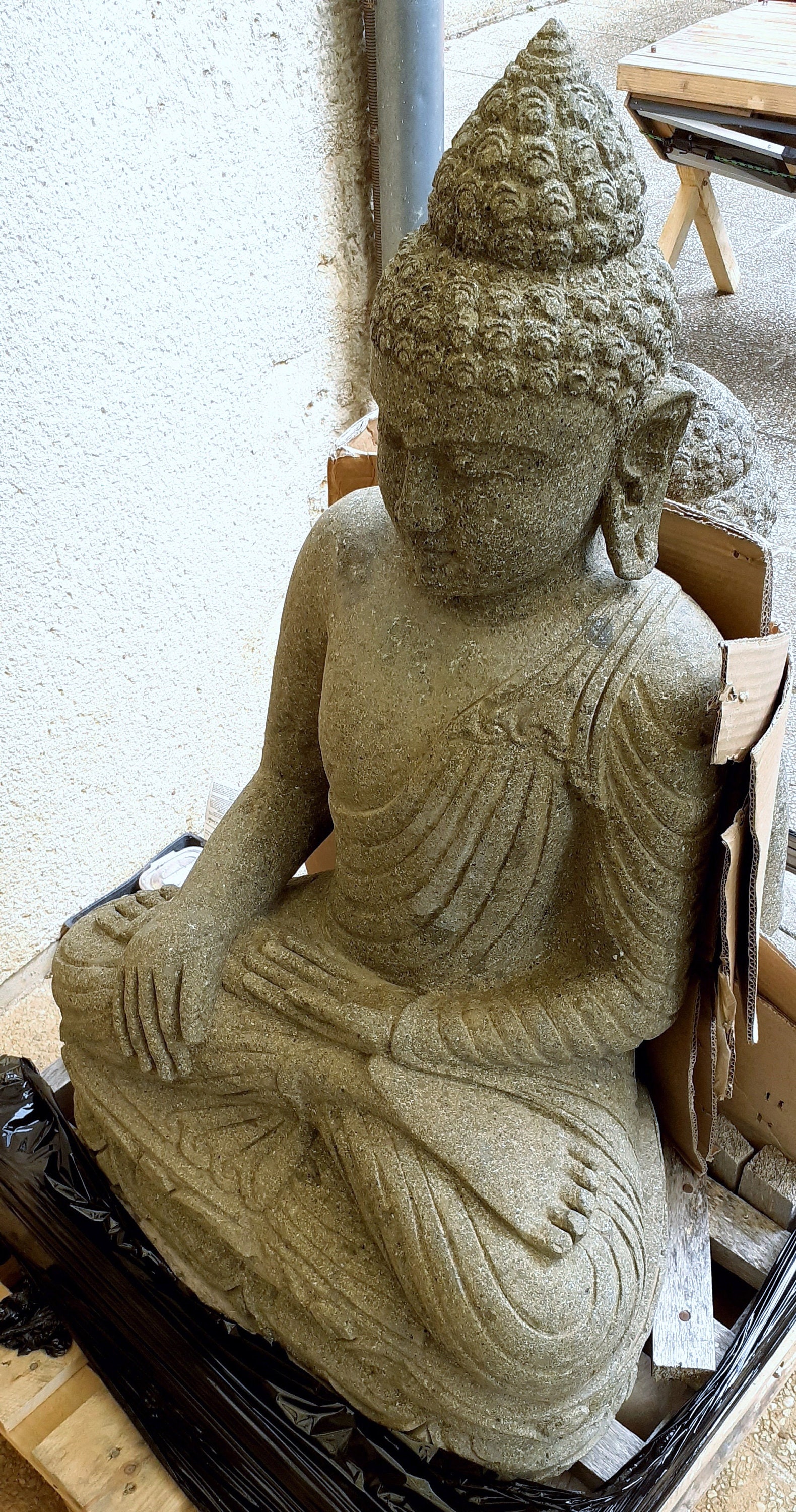 Bouddha en Pierre de Lave, Volcanique