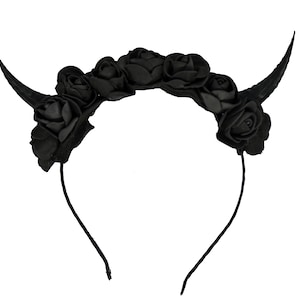 Op de afbeelding: Een zwart hoofdband met zwarte stoffen rozen en hoorns.