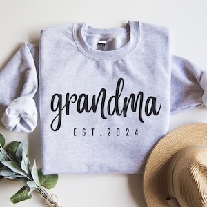 Personalized Grandma Sweatshirt, Gift for Grandmother, Pregnancy Announcement Grandparents, Grandma Est Sweatshirt, Nana Sweatshirt, Grammy