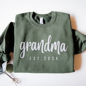 Personalized Grandma Sweatshirt, Gift for Grandmother, Pregnancy Announcement Grandparents, Grandma Est Sweatshirt, Nana Sweatshirt, Grammy