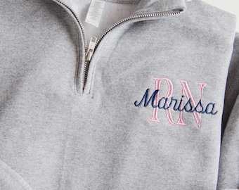 Geborduurd verpleegsterssweatshirt, gepersonaliseerde trui met kwartrits, geborduurd sweatshirt, cadeaus voor verpleegsters, afstudeercadeau voor verpleegsters, gepersonaliseerd verpleegsterscadeau