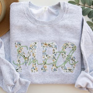 MRS Applique Embroidered Sweatshirt, New Last Name Sweatshirt, Personalized Bride Gift, Wedding Day, Engagement Gift, Honeymoon Sweatshirt