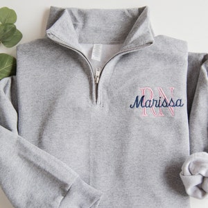 Sweat brodé infirmière, quart de zip personnalisé, sweat brodé, cadeaux pour infirmière, cadeau de remise des diplômes infirmière, cadeau personnalisé infirmière