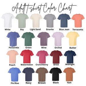 Puede incluir: Una carta de colores para camisetas de adulto, que muestra una variedad de colores que incluyen blanco, bah&iacute;a, arena clara, granito, azul vaquero, terracota, b&iacute;garo, verde, vino, orqu&iacute;dea, mantequilla, melocot&oacute;n, sand&iacute;a, ar&aacute;ndano, ladrillo, medianoche, azul flo, azul marino, marr&oacute;n, negro y &ntilde;ame.