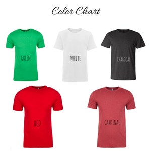 Pu&ograve; includere: Tabella colori che mostra cinque diversi colori di maglietta: verde, bianco, antracite, rosso e cardinale.