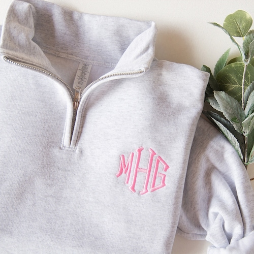 Sweat-shirt avec fermeture éclair sur un quart de monogramme, quart de fermeture éclair brodé, cadeau à monogramme, monogramme personnalisé, pull à monogramme, cadeau de Noël