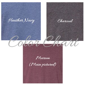 K&ouml;nnte beinhalten: Farbkarte mit drei T-Shirt-Farben: Heather Navy, Charcoal und Maroon (Hauptbild).