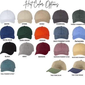 K&ouml;nnte beinhalten: Eine Auswahl an Baseballkappen in verschiedenen Farben, darunter Wei&szlig;, Schwarz und Marineblau. Das Bild zeigt Optionen wie Khaki, Anthrazit und Orange, mit Textbeschriftungen f&uuml;r jede Farbe. Die Kappen sind in Reihen und Spalten angeordnet.