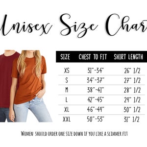 Pu&ograve; includere: Tabella delle taglie unisex per camicie con misure in pollici. La tabella mostra il petto da adattare e la lunghezza della camicia per le taglie XS, S, M, L, XL e XXL.