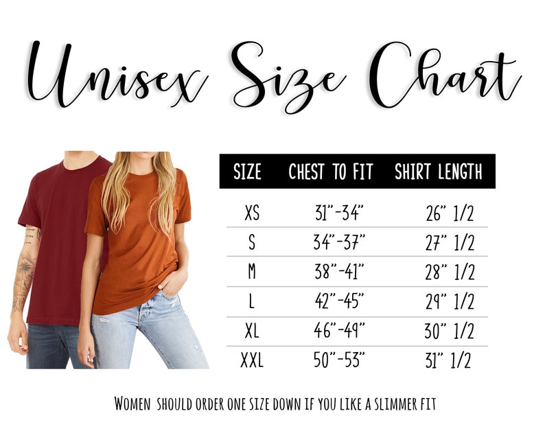 Pu&ograve; includere: Tabella delle taglie unisex per camicie con misure in pollici. La tabella mostra il petto da adattare e la lunghezza della camicia per le taglie XS, S, M, L, XL e XXL.