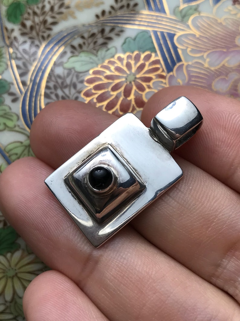 solid 925 silver stamped 925 Vintage 320257 silpada Sterling silver pendant with obsidian inlay