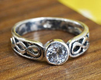 Größe 9, Vintage-Ring aus 925er Sterlingsilber mit irischem keltischem Knotenmuster, handgefertigt mit Zirkonia, gestempelt 925.