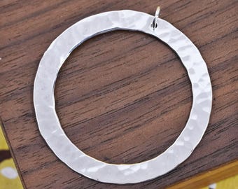 Colgante vintage hecho a mano en plata de ley 925, dije de círculo martillado, estampado 925