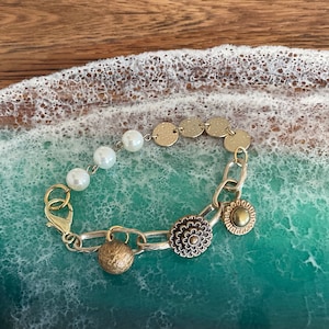 Antique and Vintage Button Bracelet, Victorian and Edwardian Button Bracelet,  Gold and Brass Metal Buttons Charm Bracelet, Pearls and Gold