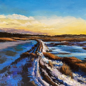 Puede incluir: Pintura al óleo de un paisaje invernal con un camino cubierto de nieve que serpentea a través de una zona pantanosa. El cielo transita de un amarillo brillante a un azul claro. La obra captura la serena belleza de una escena invernal.