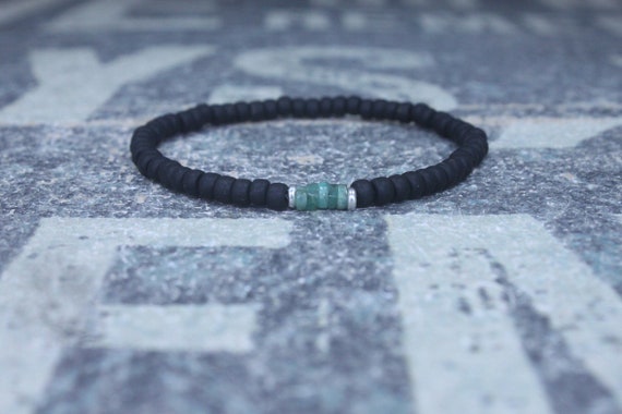 Pulsera para hombre de esmeralda en bruto: gema con cuentas y separadores de plata tailandesa.
