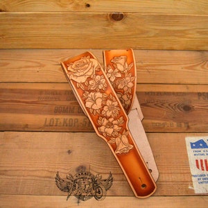 Correa de guitarra personalizada - Correa de guitarra personalizada de cuero ajustable en color canela con herramientas florales para guitarra eléctrica o acústica
