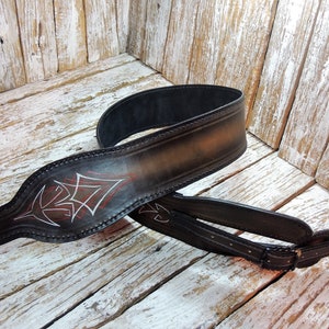 Correa de guitarra de cuero ajustable con rayas / correa de guitarra con herramientas manuales / correa de cuero tallada / correa de guitarra acústica y eléctrica