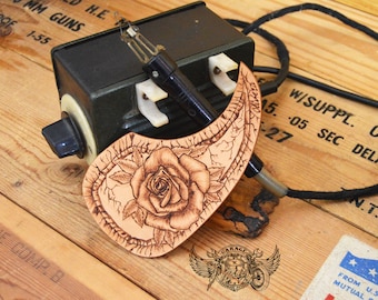 Golpeador de guitarra acústica: Golpeador de cuero quemado con forma de lágrima y pirograbado con rosas y hojas.