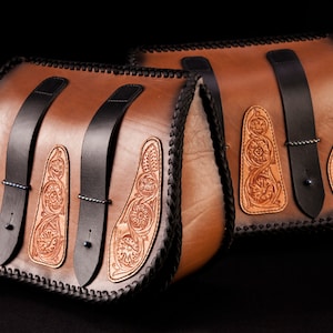 Kundenspezifische Motorrad-Satteltaschen - Einzigartige braune Hand punzierte Leder-Motorrad-Satteltaschen mit punzierten Sheridan Flower Patches