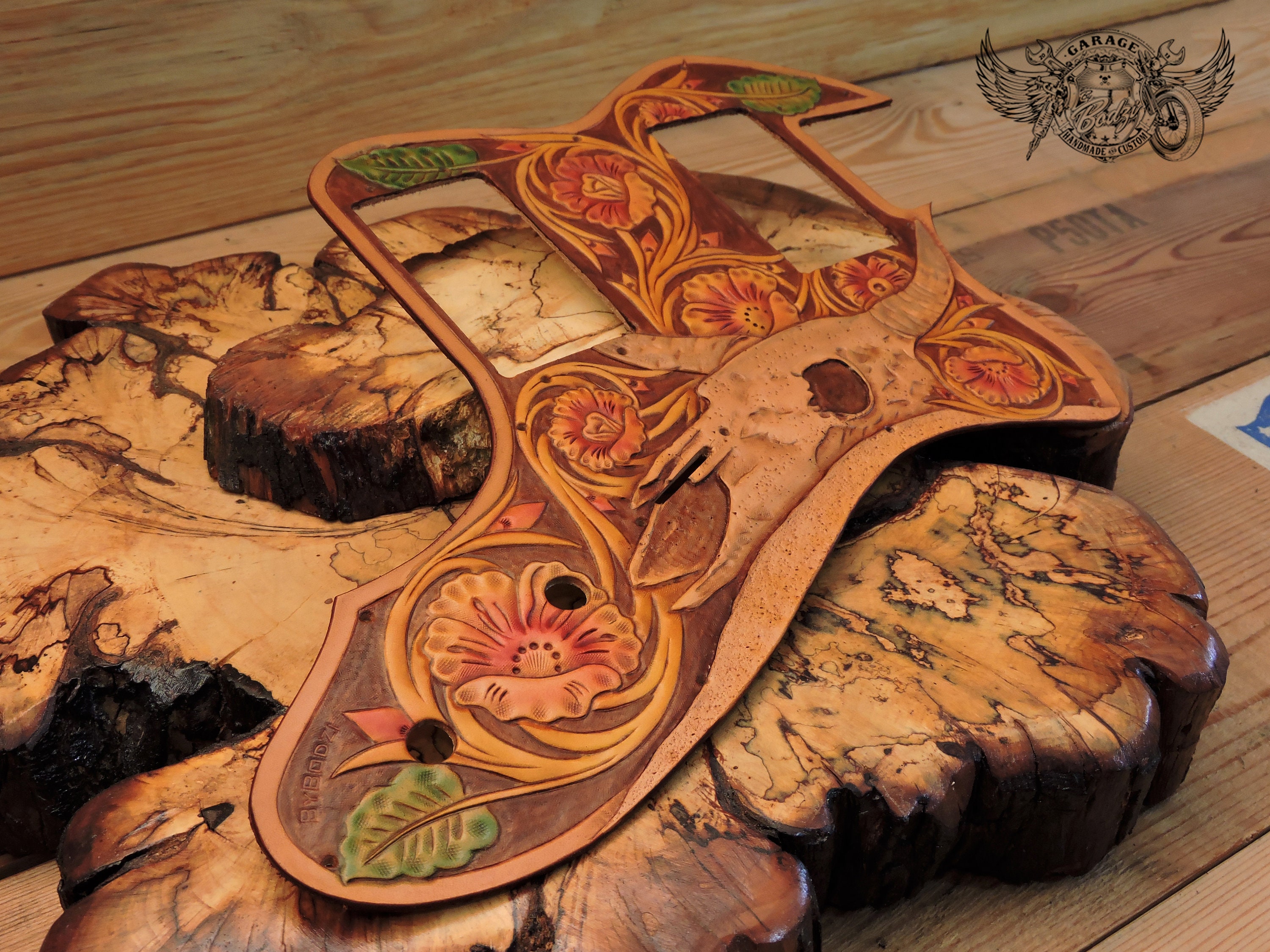 Pickguard personalizado para Telecaster Thinline - Pickguard Western Leather Thinline Telecaster com Longhorn esculpido e design floral