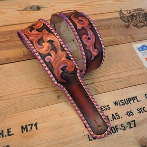 Correa de guitarra personalizada - Correa de guitarra personalizada de cuero ajustable en morado y negro con herramientas florales para guitarra eléctrica o acústica