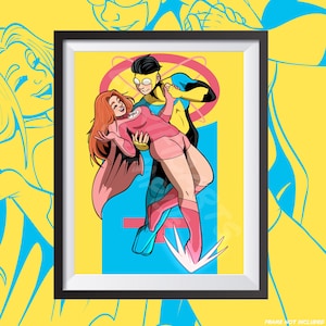 Könnte beinhalten: Eine Comic-Illustration eines Superhelden-Paares in der Luft. Der männliche Superheld trägt ein blaues und gelbes Kostüm mit einem roten Kreis auf der Brust. Die weibliche Superheldin trägt ein rosa und rotes Kostüm mit einem Umhang. Der Hintergrund ist in blau und gelb gehalten.