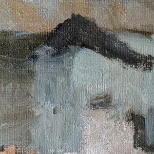 Peut inclure: Peinture de paysage abstrait avec une silhouette de montagne en gris foncé sur un fond de bleus, gris et beiges sourds. L'œuvre présente des coups de pinceau visibles et une toile texturée, signée par l'artiste.