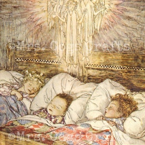 Op de afbeelding: Een vintage illustratie van drie kinderen die slapen in een bed, met een groep engelen die boven hen zweven. De engelen stralen een zacht licht uit en de kinderen slapen vredig. De illustratie is gemaakt in een zachte, gedempte kleurenpalet en heeft een dromerige, etherische uitstraling.