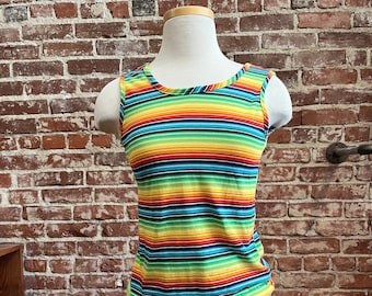 Camiseta sin mangas vintage de los años 70 con cordón ajustable y rayas arcoíris.