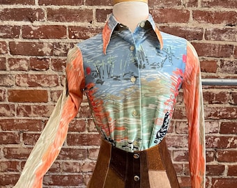 Blusa ajustada con cuello de daga y estampado paisajístico vintage de los años 70