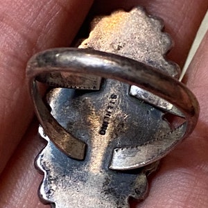 Puede incluir: Anillo de plata de ley con una piedra turquesa engastada en un engaste de plata. El anillo est&aacute; estampado con "STERLING" en la banda interior.