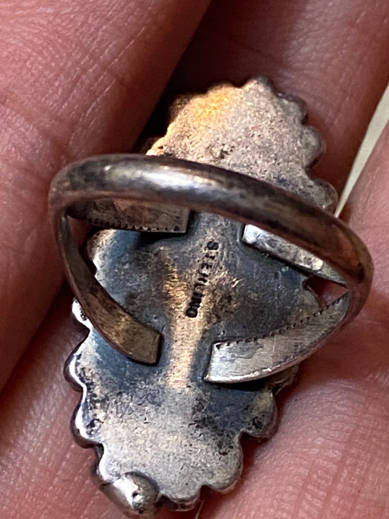 Puede incluir: Anillo de plata de ley con una piedra turquesa engastada en un engaste de plata. El anillo est&aacute; estampado con "STERLING" en la banda interior.