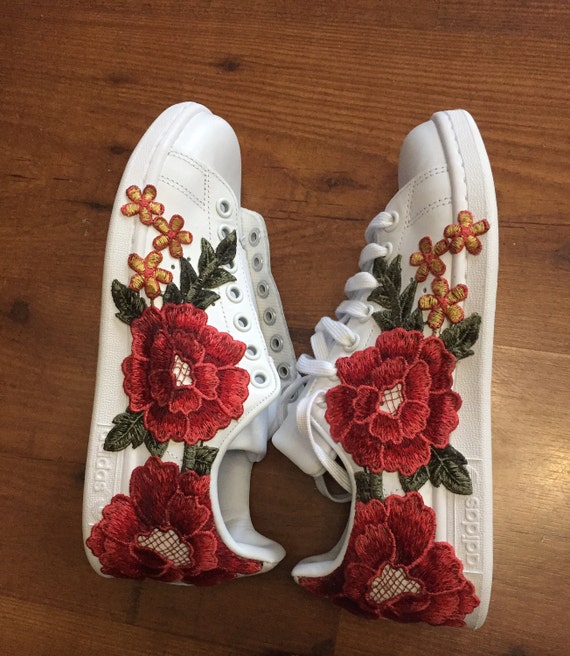 stan smith con fiori ricamati