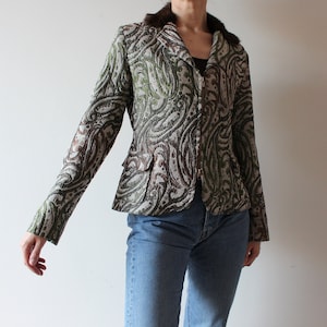 K&ouml;nnte beinhalten: Ein brauner, gr&uuml;ner und wei&szlig;er Blazer mit Paisley-Muster und einem Kunstfellkragen. Der Blazer hat einen Rei&szlig;verschluss und lange &Auml;rmel.