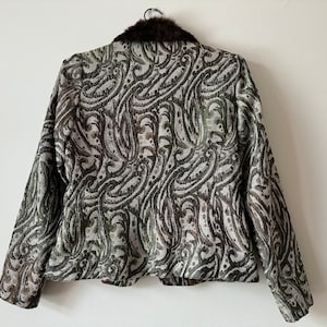 K&ouml;nnte beinhalten: Eine braune und gr&uuml;ne Jacke mit Paisley-Muster und einem Kunstfellkragen.