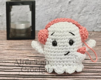 Amigurumi crochet ghost pattern, halloween, ghost with walkman, cute, kawaii, Felix the fearsome ghost, hæklet spøgelse, PDF download